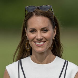 Le prince William, duc de Cambridge, et Catherine (Kate) Middleton, duchesse de Cambridge, arrivent au match de polo caritatif Out-Sourcing Inc au Guards Polo Club, Smiths Lawn à Windsor le 6 juillet 2022. 