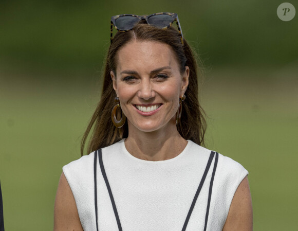 Le prince William, duc de Cambridge, et Catherine (Kate) Middleton, duchesse de Cambridge, arrivent au match de polo caritatif Out-Sourcing Inc au Guards Polo Club, Smiths Lawn à Windsor le 6 juillet 2022. 
