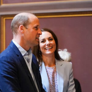 Le prince William, duc de Cambridge, et Catherine (Kate) Middleton, duchesse de Cambridge, découvrent leur portrait de l'artiste Jamie Coreth au musée Fitzwilliam de l'Université de Cambridge, Royaume Uni, le 23 juin 2022. 