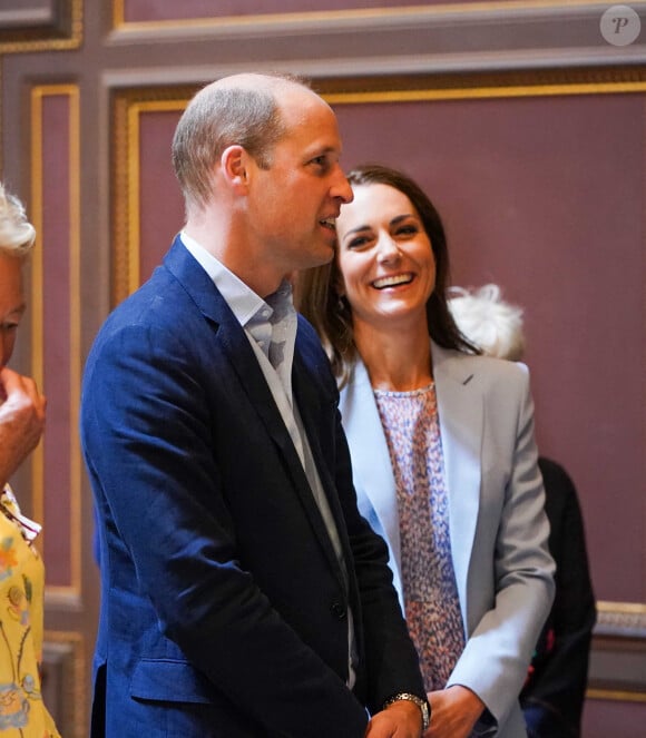 Le prince William, duc de Cambridge, et Catherine (Kate) Middleton, duchesse de Cambridge, découvrent leur portrait de l'artiste Jamie Coreth au musée Fitzwilliam de l'Université de Cambridge, Royaume Uni, le 23 juin 2022. 