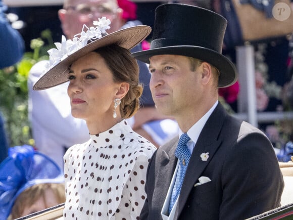 Le prince William, duc de Cambridge, et Catherine (Kate) Middleton, duchesse de Cambridge, lors du quatrième jour de la Royal Ascot 2022 à l'hippodrome d'Ascot dans le Berkshire, Royaume Uni, le 17 juin 2022. 