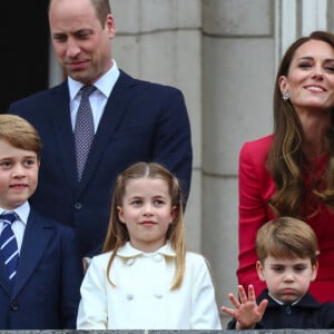 le prince William, duc de Cambridge, Catherine Kate Middleton, duchesse de Cambridge et leurs enfants le prince George, la princesse Charlotte et le prince Louis - La famille royale au balcon du palais de Buckingham lors de la parade de clôture de festivités du jubilé de la reine à Londres le 5 juin 2022. 