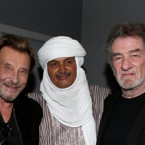 Johnny Hallyday, Mohamed Ixa (association "Les puits du désert") et Eddy Mitchell le 1er avril 2014.