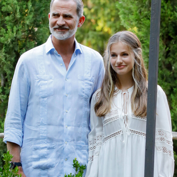 Le roi Felipe VI et la reine Letizia, la princesse Leonor et l'infante Sofia d'Espagne, visitent le monastère de Valldemossa à Palma de Majorque, le 1er août 2022. 