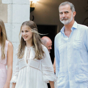 Le roi Felipe VI et la reine Letizia, la princesse Leonor et l'infante Sofia d'Espagne, visitent le monastère de Valldemossa à Palma de Majorque, le 1er août 2022. 