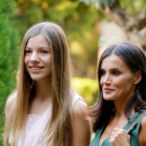 Le roi Felipe VI et la reine Letizia, la princesse Leonor et l'infante Sofia d'Espagne, visitent le monastère de Valldemossa à Palma de Majorque, le 1er août 2022. 