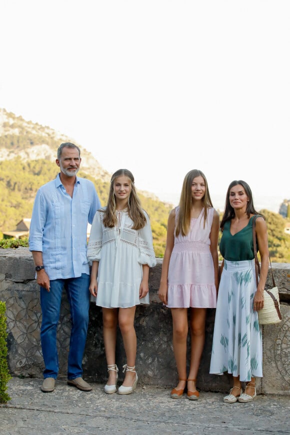 Le roi Felipe VI et la reine Letizia, la princesse Leonor et l'infante Sofia d'Espagne, visitent le monastère de Valldemossa à Palma de Majorque, le 1er août 2022. 