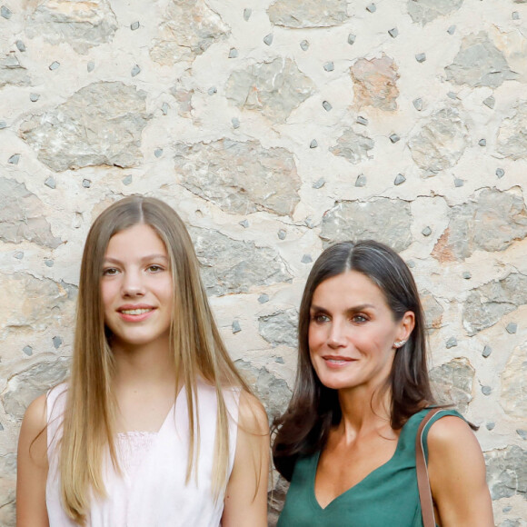 Le roi Felipe VI et la reine Letizia, la princesse Leonor et l'infante Sofia d'Espagne, visitent le monastère de Valldemossa à Palma de Majorque, le 1er août 2022. 