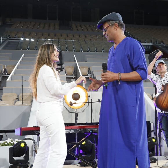 Joyce Jonathan, Yannick Noah - Soirée de gala "Coeur Central" au profit de Terre d'Impact fonds de dotation de la FFT et de l'association Fête le Mur sur le Court Central Philippe Chatrier à Roland Garros, Paris le 5 juillet 2022. © Marc Ausset-Lacroix/Bestimage 