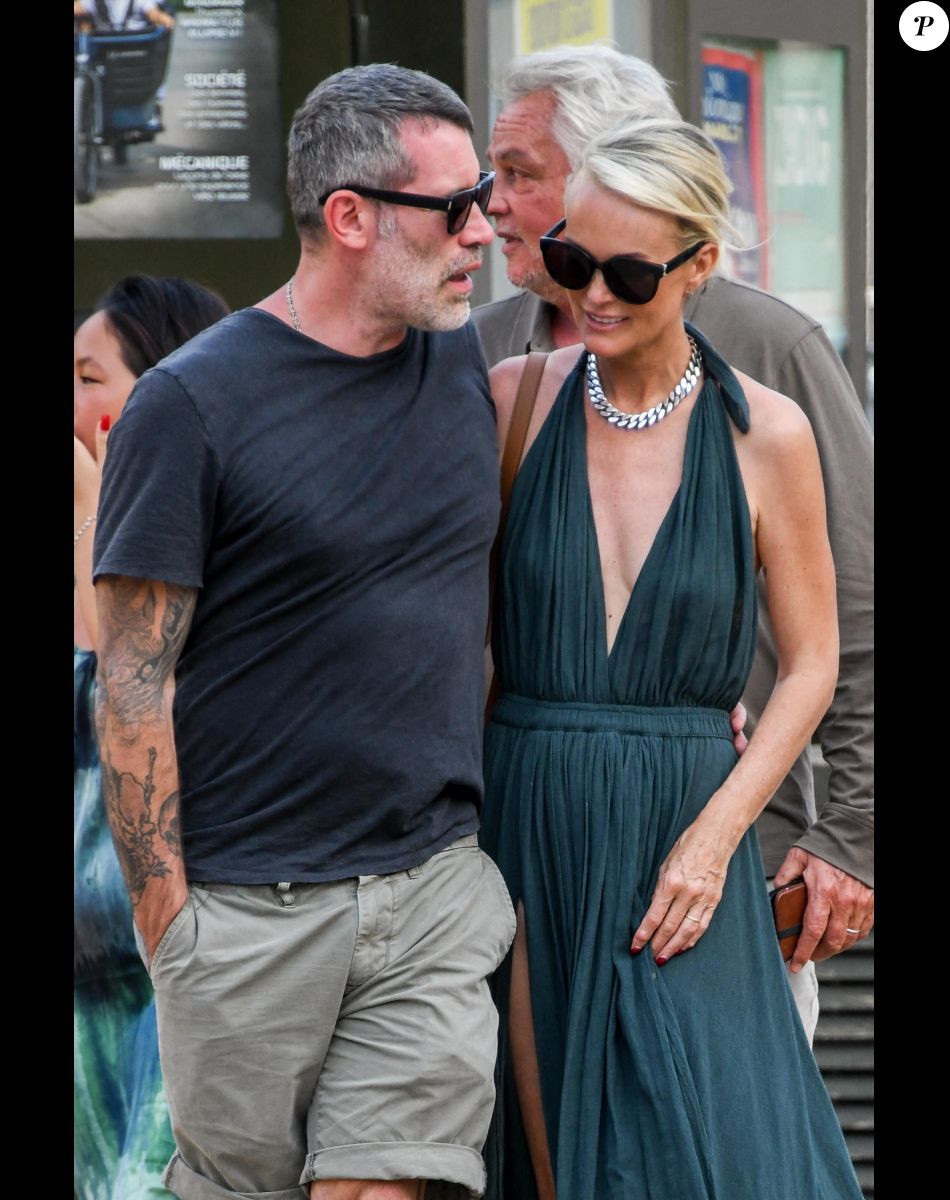 No web - Laeticia Hallyday, son compagnon Jalil Lespert , sa fille Joy et leurs amis Fati Rosenberg et son mari Michel, Hoda Roche et son mari Luc Duchêne en week-end à Saint-Tropez le17 juin 2022. Au programme : sortie en ville sur le port.