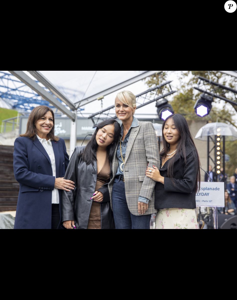 Exclusif - Anne Hidalgo, Maire de Paris, Laeticia Hallyday et ses filles Joy et Jade - Inauguration de l'esplanade "Johnny Hallyday" et de la statue "Quelque chose de ..." de l'artiste Bertrand Lavier sur le parvis de la salle de concert AccorHotels Arena Paris Bercy à Paris. Le 14 septembre 2021 © Borde-Jacovides-Moreau / Bestimage