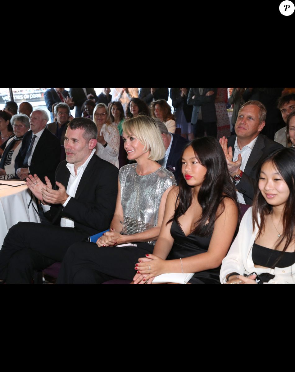 Exclusif - Laeticia Hallyday, son compagnon Jalil Lespert et ses filles Jade et Joy - Thierry Chassagne reçoit les insignes de Chevalier dans l'Ordre de la Légion d'Honneur des mains de Lévon Sayan sur le bateau "Le Paris" au port Debilly dans le quartier de Chaillot du 16ème arrondissement de Paris, France, le 13 juin 2022. © Bertrand Rindoff/Bestimage