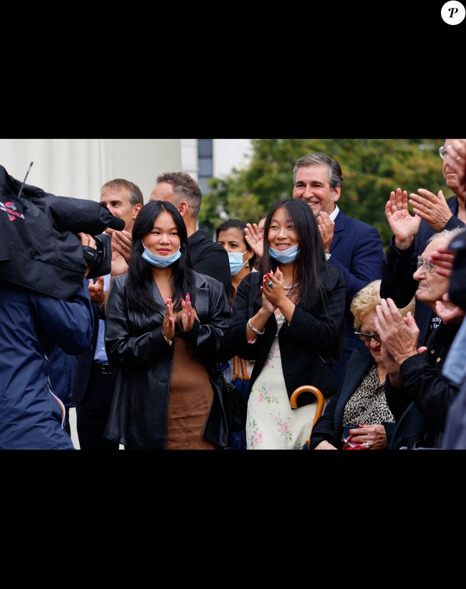 Exclusif - Jade et Joy Hallyday - Inauguration de l'esplanade "Johnny Hallyday" et de la statue "Quelque chose de ..." de l'artiste Bertrand Lavier sur le parvis de la salle de concert AccorHotels Arena Paris Bercy à Paris. Le 14 septembre 2021 © Borde-Jacovides-Moreau / Bestimage