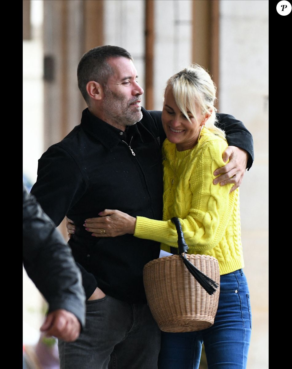 Exclusif - A la sortie de chez Anne Marcassus, Laeticia Hallyday, sa fille Joy Hallyday et Romy (la fille d'H.d'Estève) rejoignent Jalil Lespert et Jade Hallyday pour aller dîner au restaurant Taokan à Paris, le 29 juin 2021. Ils sont accompagnés de Carl, le chauffeur de Laeticia.