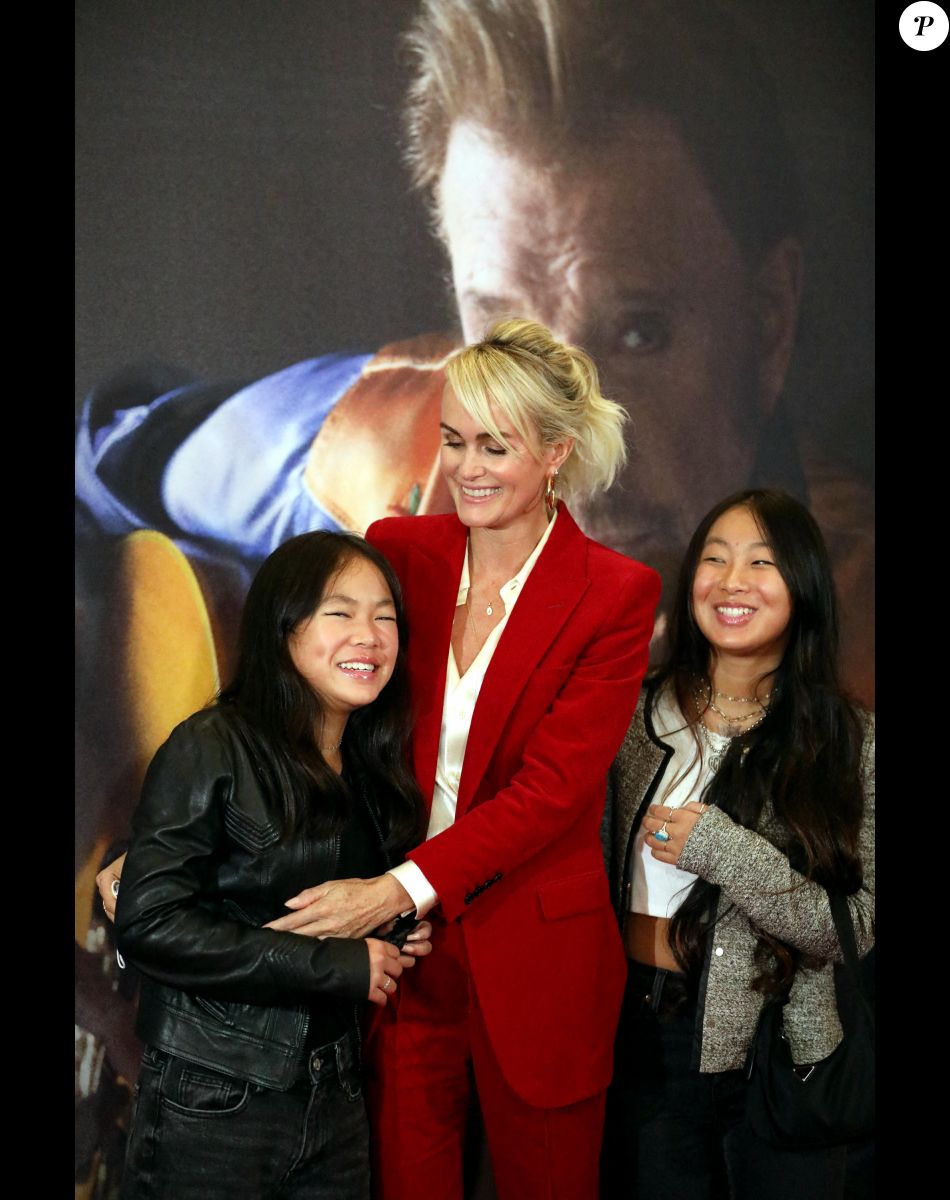 Laeticia Hallyday et ses filles Joy et Jade - Projection au Grand Rex à Paris des documentaires "Johnny USA" et "A nos promesses" à l'occasion de la Journée Spéciale Johnny, son rêve américain. Le 21 octobre 2020 © Jacovides-Moreau / Bestimage