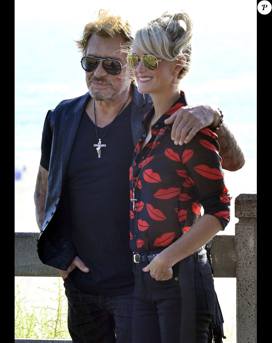 Johnny Hallyday et sa femme Laeticia sont allés se promener en moto aux alentours de Los Angeles. Le couple a déjeuné en amoureux chez "Blue Plate" à Santa Monica, avant de se faire prendre en photo devant la plage de Santa Monica. Laeticia apparait toujours aussi sexy, avec sa chemise transparente aux motifs de lèvres rouges. Le 27 septembre 2014