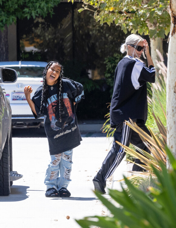 Kim Kardashian et sa fille North West à la sortie de son cours de karaté à Los Angeles.