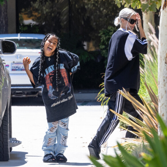 Kim Kardashian et sa fille North West à la sortie de son cours de karaté à Los Angeles.