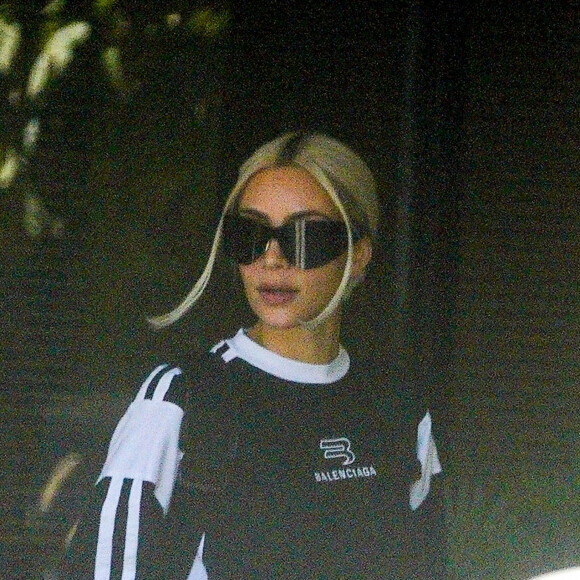 Kim Kardashian et sa fille North West à la sortie de son cours de karaté à Los Angeles.