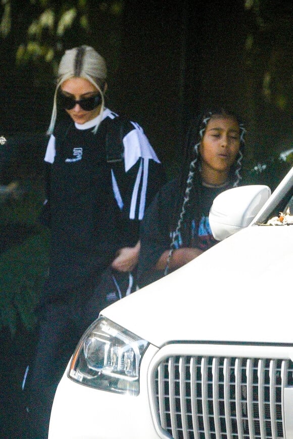 Kim Kardashian et sa fille North West à la sortie de son cours de karaté à Los Angeles.