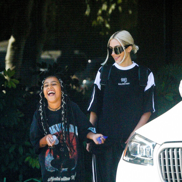 Kim Kardashian et sa fille North West à la sortie de son cours de karaté à Los Angeles.