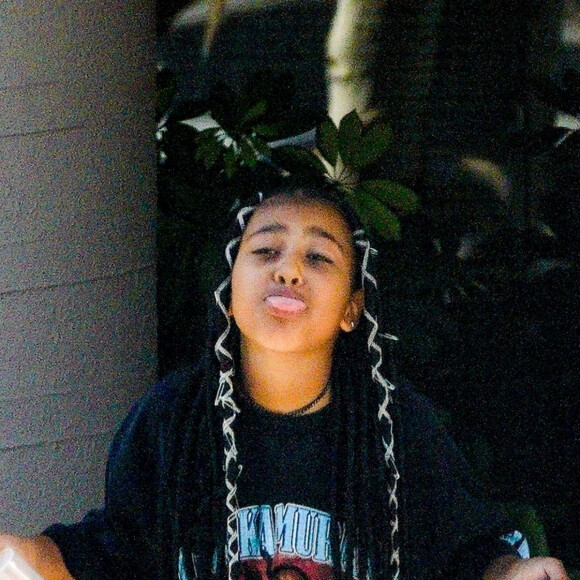Kim Kardashian et sa fille North West à la sortie de son cours de karaté à Los Angeles.