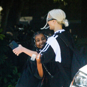 Kim Kardashian et sa fille North West à la sortie de son cours de karaté à Los Angeles.