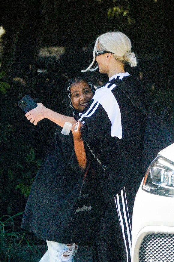 Kim Kardashian et sa fille North West à la sortie de son cours de karaté à Los Angeles.