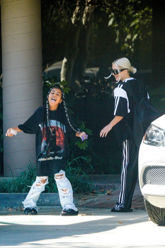 Kim Kardashian et sa fille North West à la sortie de son cours de karaté à Los Angeles.