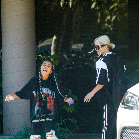 Kim Kardashian et sa fille North West à la sortie de son cours de karaté à Los Angeles.