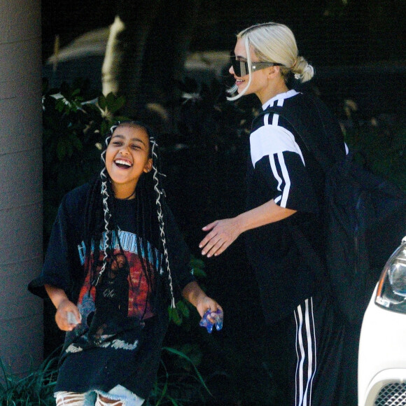 Kim Kardashian et sa fille North West à la sortie de son cours de karaté à Los Angeles.