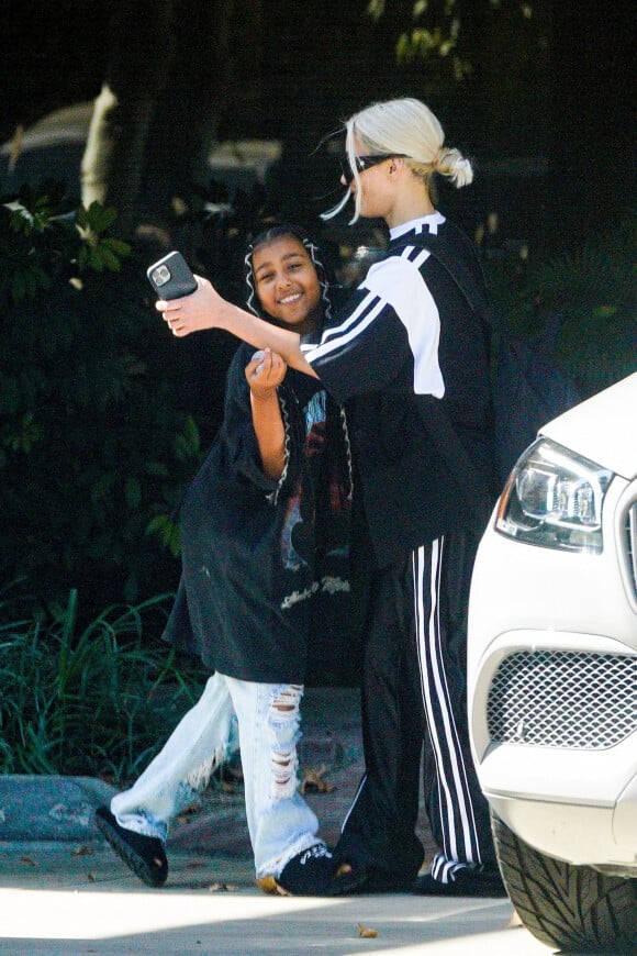 Kim Kardashian et sa fille North West à la sortie de son cours de karaté à Los Angeles.