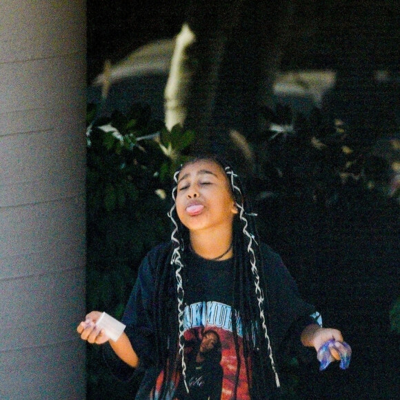 Kim Kardashian et sa fille North West à la sortie de son cours de karaté à Los Angeles.