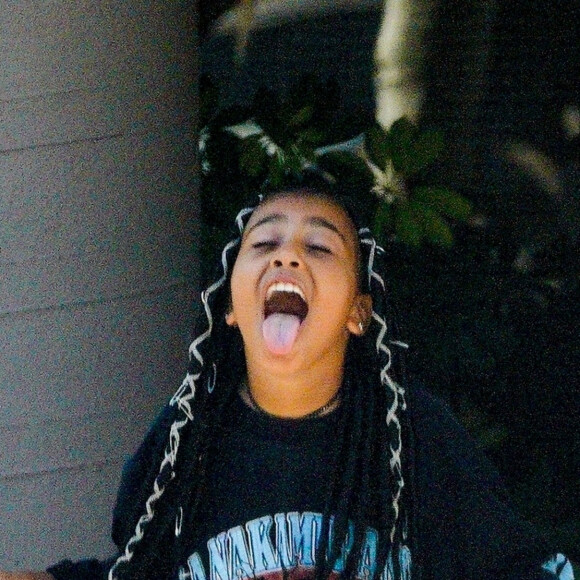 Kim Kardashian et sa fille North West à la sortie de son cours de karaté à Los Angeles.