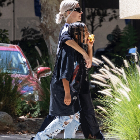Kim Kardashian et sa fille North West à la sortie de son cours de karaté à Los Angeles.