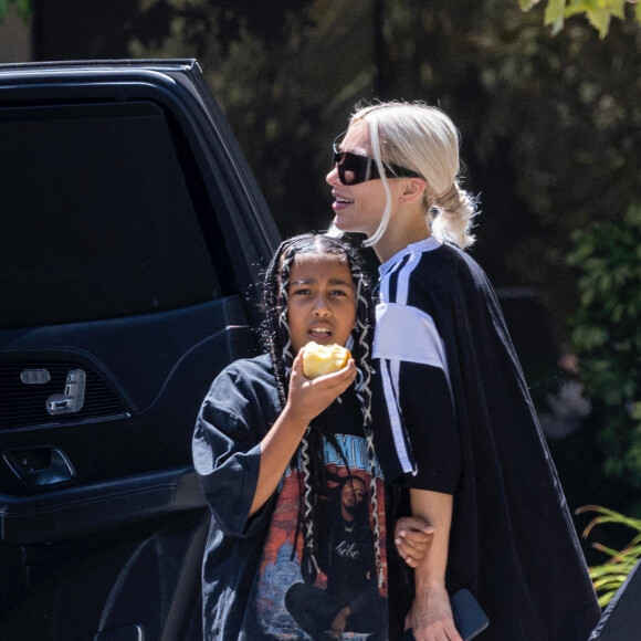 Kim Kardashian et sa fille North West à la sortie de son cours de karaté à Los Angeles.