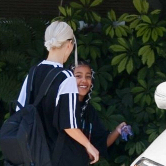 Kim Kardashian et sa fille North West à la sortie de son cours de karaté à Los Angeles.