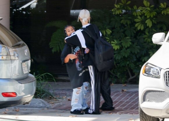 Kim Kardashian et sa fille North West à la sortie de son cours de karaté à Los Angeles.