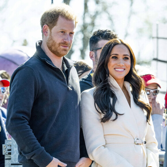 Le prince Harry et Meghan Markle assistent à la finale d'athlétisme, au deuxième jour des Invictus Games 2020 à La Haye, le 17 avril 2022. 