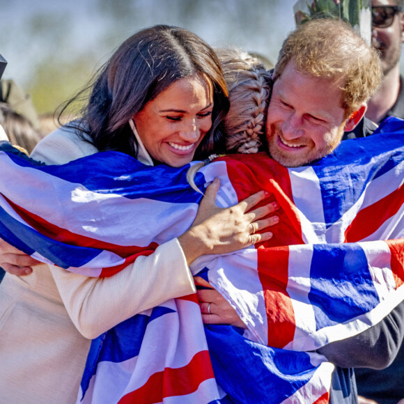 Le prince Harry et Meghan Markle assistent à la finale d'athlétisme, au deuxième jour des Invictus Games 2020 à La Haye, le 17 avril 2022. 