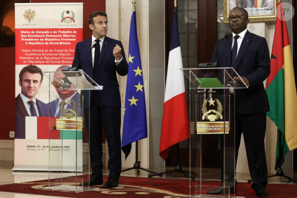 Emmanuel Macron et Umaro Sissoco Embalo au palais présidentiel de Bissauen Guinée-Bissau, le 28 juillet 2022. © Stéphane Lemouton/Bestimage