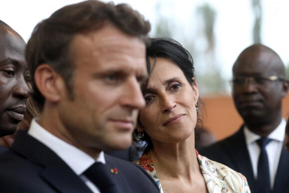 Emmanuel Macron et Amelie Oudea-Castera - Visite au Lycée français de Cotonou le 27 juillet 2022. © Stéphane Lemouton/Bestimage