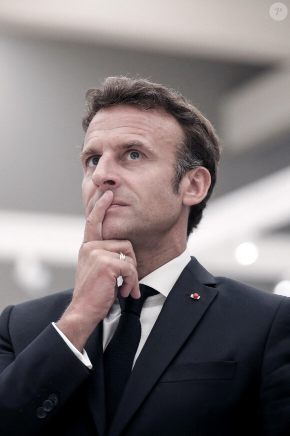 Emmanuel Macron visite le musée des oeuvres restituées par la France au Bénin, à Cotonou, Benin, le 27 juillet 2022. © Stéphane Lemouton/Bestimage