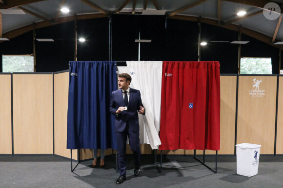 Le président de la République française, Emmanuel Macron vote pour le second tour des élections législatives, au Touquet.