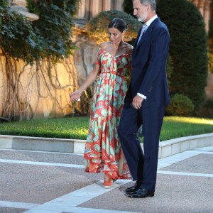 Le roi Felipe VI et la reine Letizia d'Espagne avec la reine Sofia, reçoivent les autorités locales dans leur résidence d'été au palais Miravent à Palma de Majorque, le 4 août 2022. 