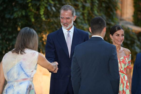 Le roi Felipe VI et la reine Letizia d'Espagne avec la reine Sofia, reçoivent les autorités locales dans leur résidence d'été au palais Miravent à Palma de Majorque, le 4 août 2022. 