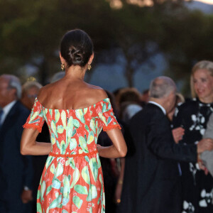 Le roi Felipe VI et la reine Letizia d'Espagne avec la reine Sofia, reçoivent les autorités locales dans leur résidence d'été au palais Miravent à Palma de Majorque, le 4 août 2022. 