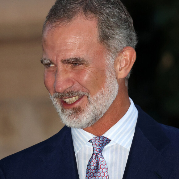 Le roi Felipe VI et la reine Letizia d'Espagne avec la reine Sofia, reçoivent les autorités locales dans leur résidence d'été au palais Miravent à Palma de Majorque, le 4 août 2022. 