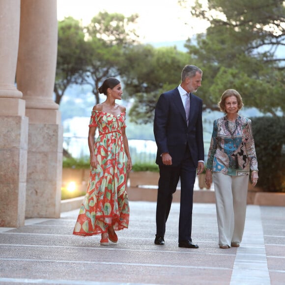 Le roi Felipe VI et la reine Letizia d'Espagne avec la reine Sofia, reçoivent les autorités locales dans leur résidence d'été au palais Miravent à Palma de Majorque, le 4 août 2022. 