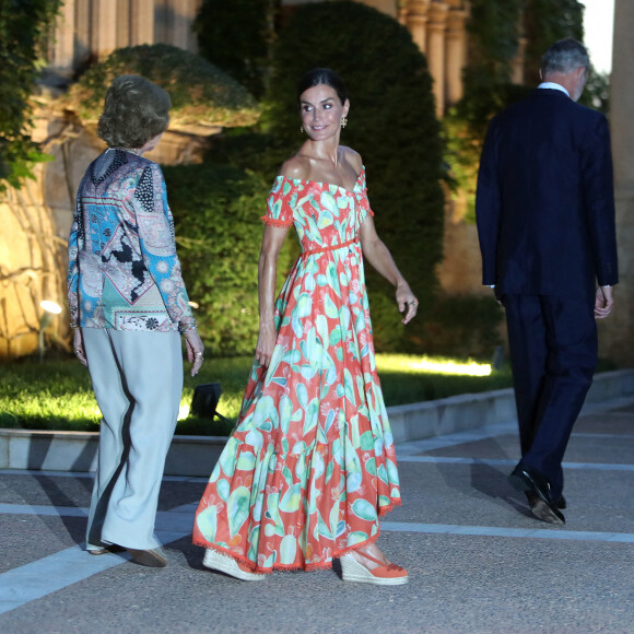 Le roi Felipe VI et la reine Letizia d'Espagne avec la reine Sofia, reçoivent les autorités locales dans leur résidence d'été au palais Miravent à Palma de Majorque, le 4 août 2022. 